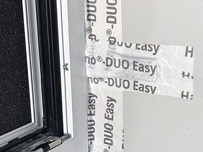 Klebepads am Fensterrahmen